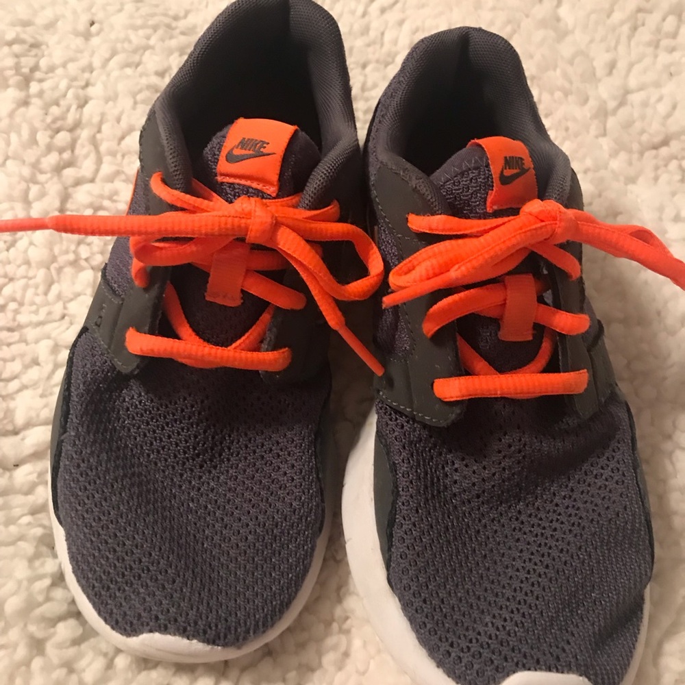 Boys size 3 Nike tennis shoes.